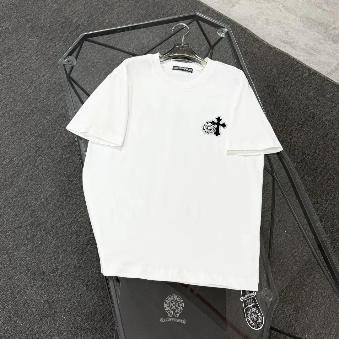 P180 Chrome Hearts 25 high-end versions. The fabric is made of 300 grams of high-density pure cotton. It does not deform or shrink. It has three complete standards. It is the same style for men and women. Technology: imported hot diamond + calendered leather flocking. Color: White Black SIZE: S-XL